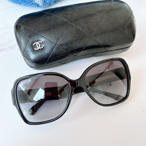 CHANEL Black Sunglasses - Picture 1 of 5